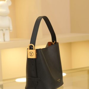 Alternative view of Full-Leather Bucket Bag LOW KEY ALL IN BB Handbag👝 The All In BB handbag from the Low Key collection features a compact bucket silhouette crafted from grained cowhide leather, offering versatile carrying options for day-to-night occasions. Distressed metal hardware evokes vintage charm, while the LV padlock and detachable Monogram pouch showcase signature style.Dimensions: 18 x 12 x 16 cm (Height x Width x Length)